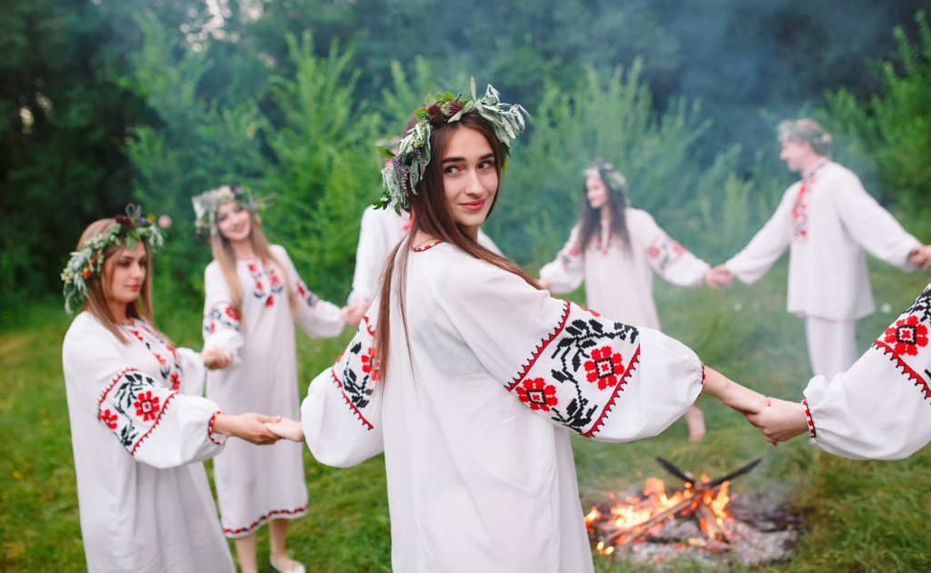 Menschen sitzen gemeinsam im Kreis in der Natur – Litha Workshop Sommersonnenwende feiern mit Anita Spandl Dragonfly